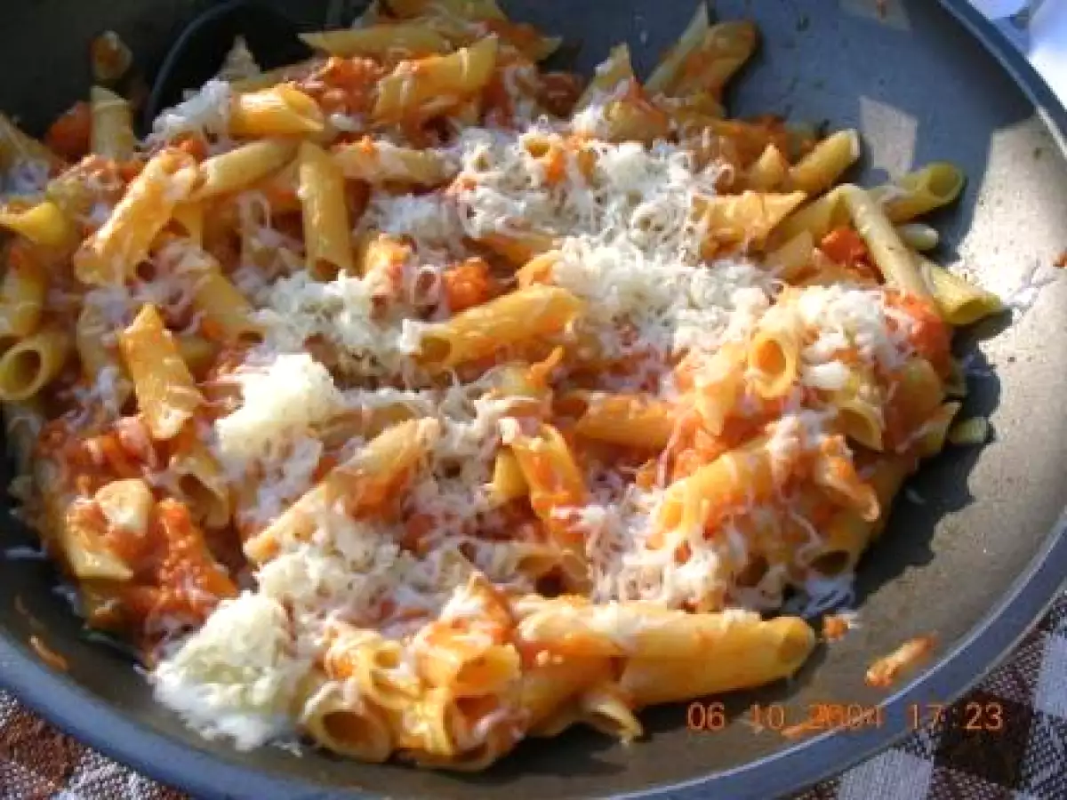 Penne Pomodori -Tomaten- Pecorino -Kaese-