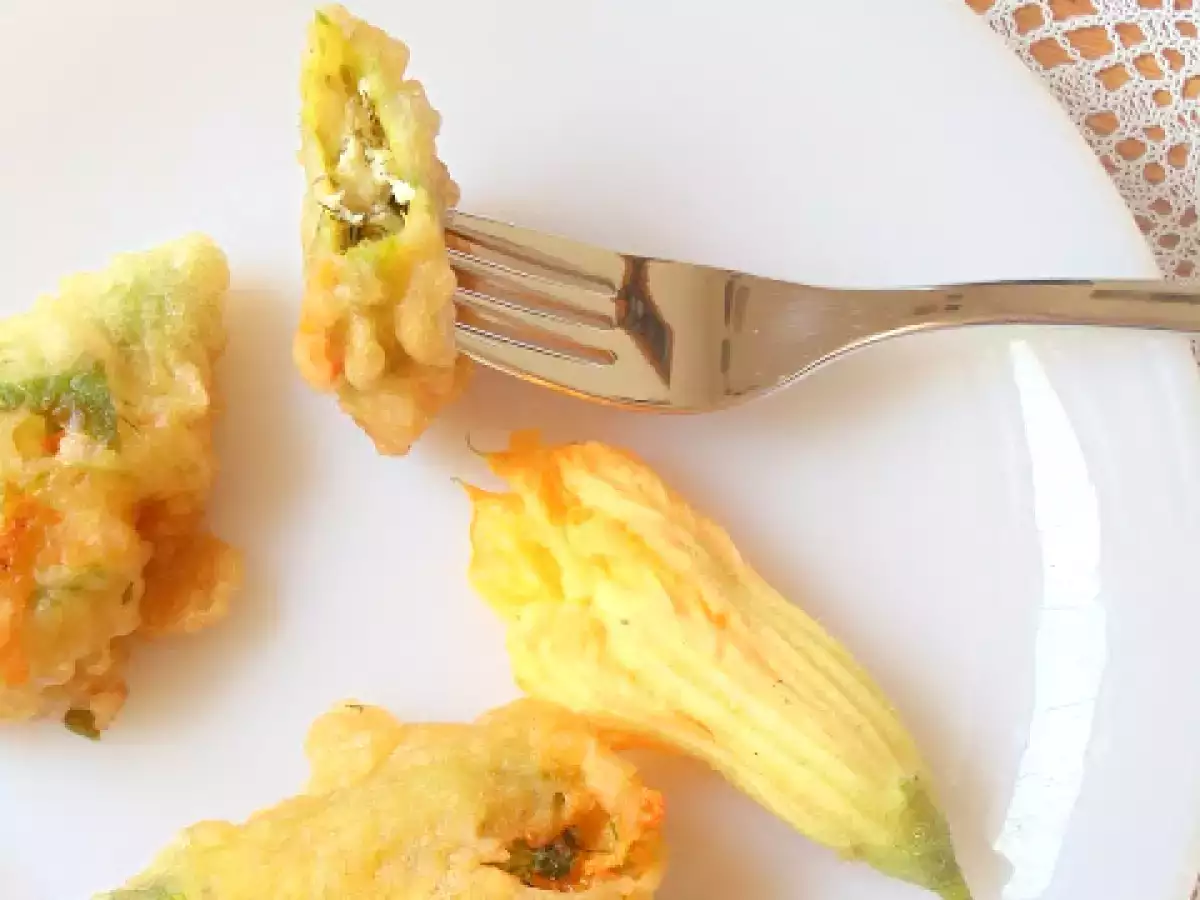 Peynirli Otlu Kabak Çiçeği Kızartması / Gefüllte und Frittierte Zucchiniblüten