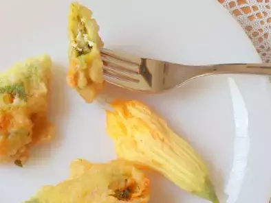 Peynirli Otlu Kabak Çiçeği Kızartması / Gefüllte und Frittierte Zucchiniblüten