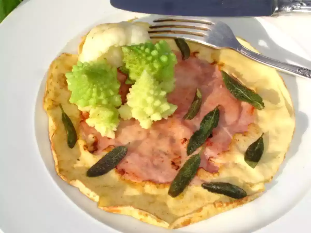 Pfannkuchen mit Schinken, Blumenkohl, Romanesco und Salbeibutter