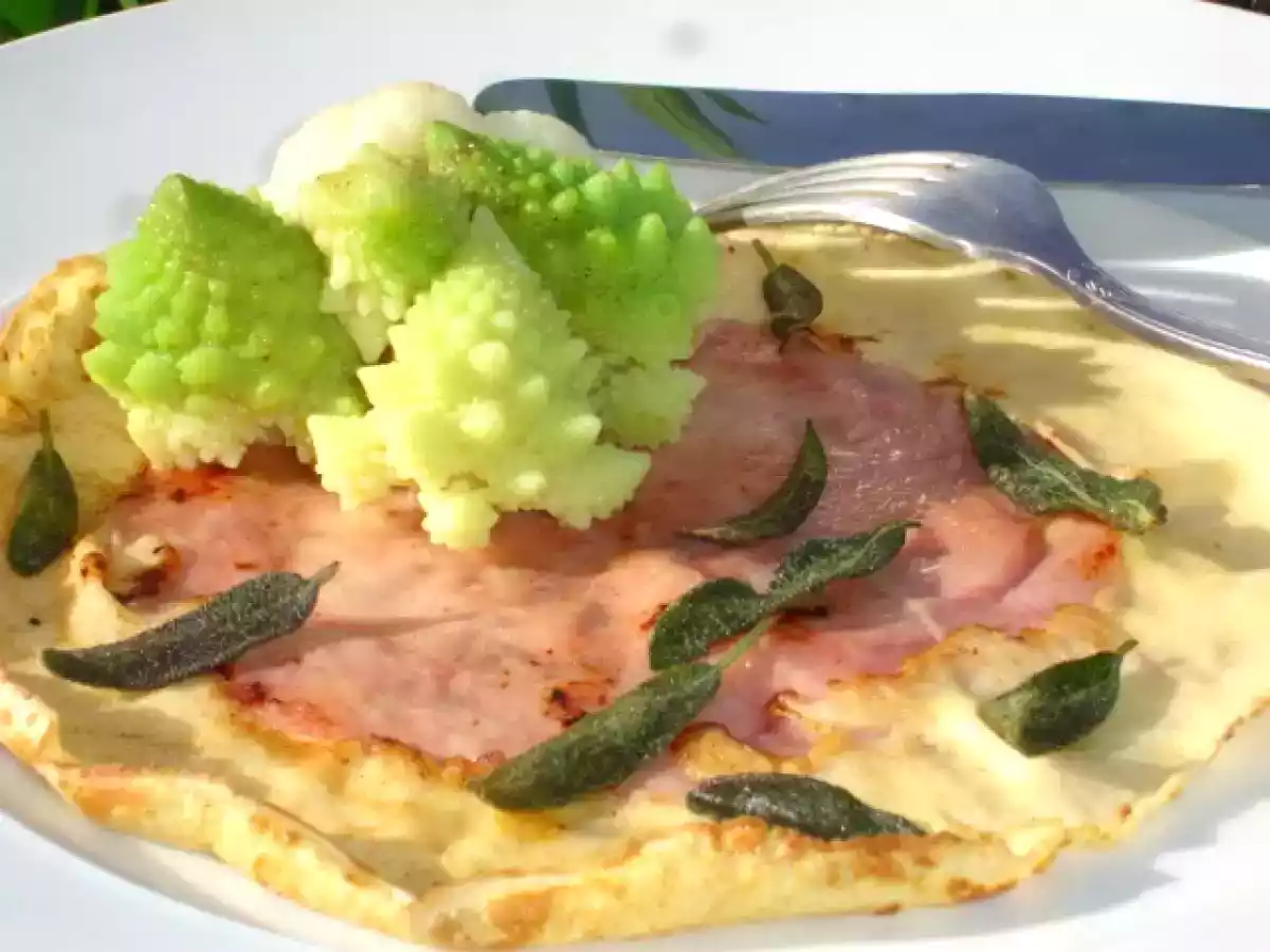 Pfannkuchen mit Schinken, Blumenkohl, Romanesco und Salbeibutter - foto 2