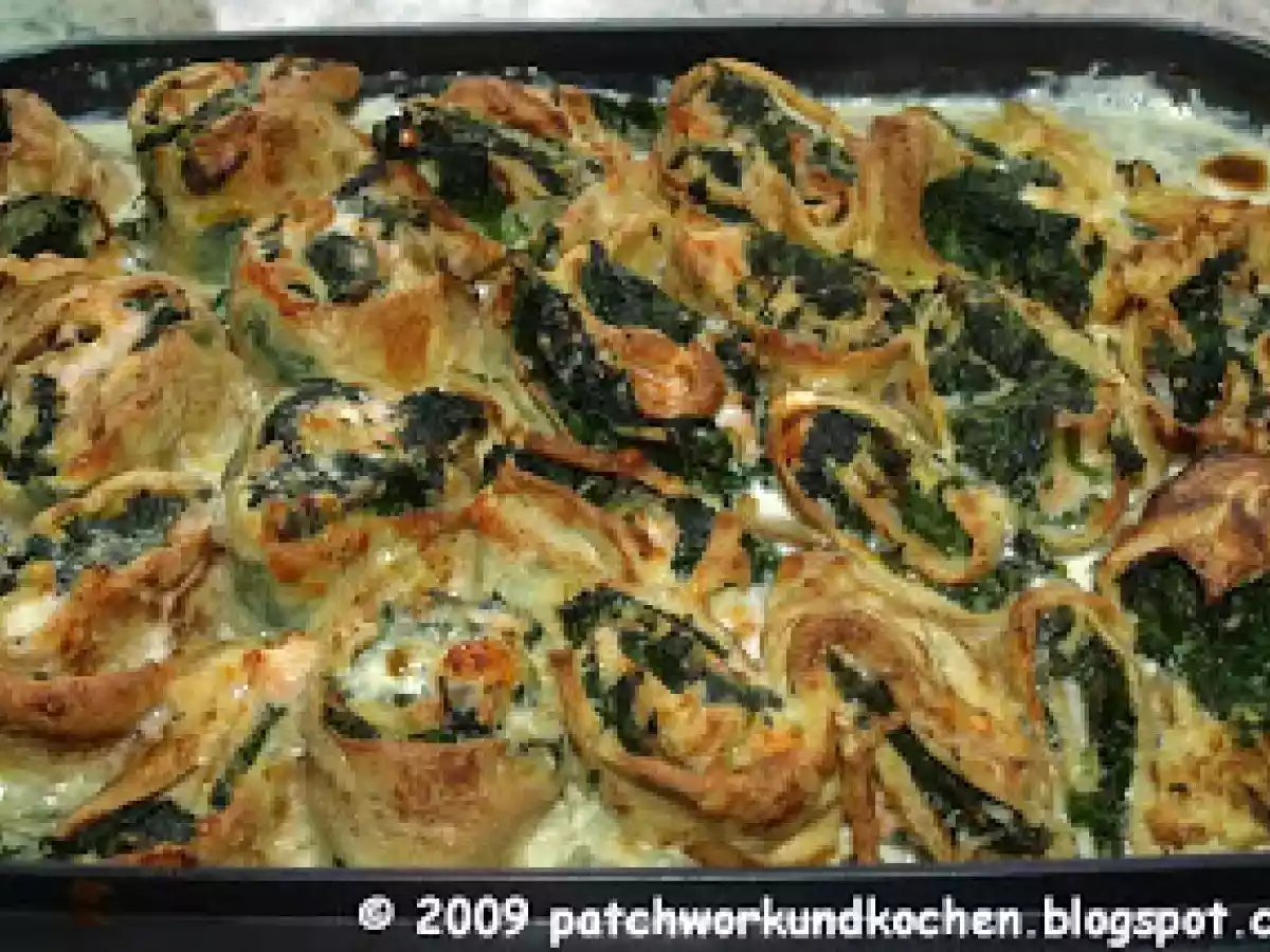 PFANNKUCHENRÖLLCHEN MIT LACHS AUF SPINAT