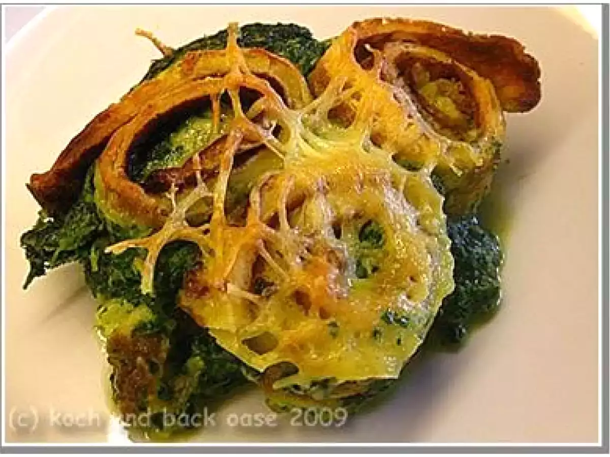 Pfannkuchenschnecken auf SpinatGratin