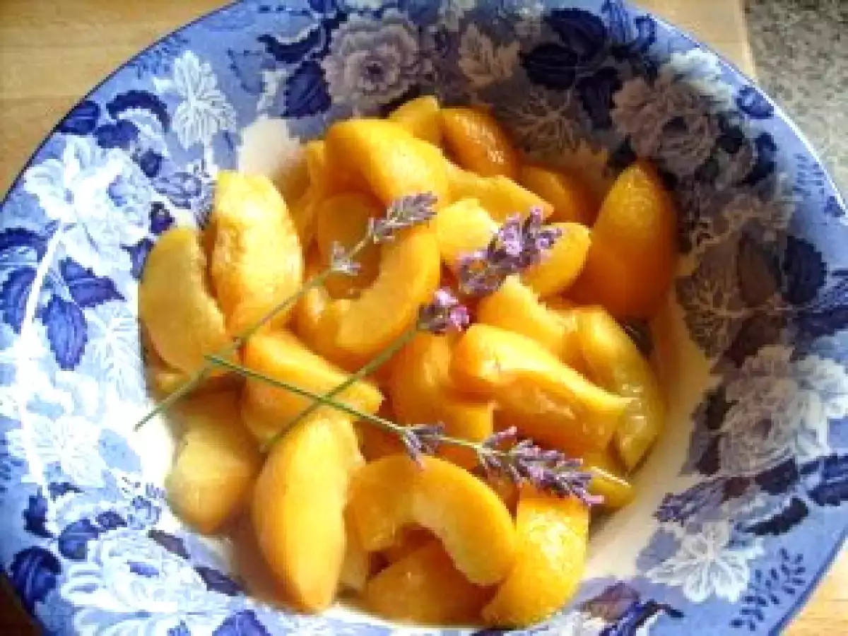 Pfirsich in Wein mit Lavendel