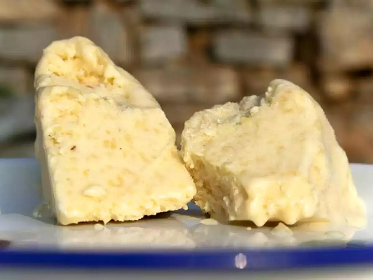 Pfirsicheis mit Datteln