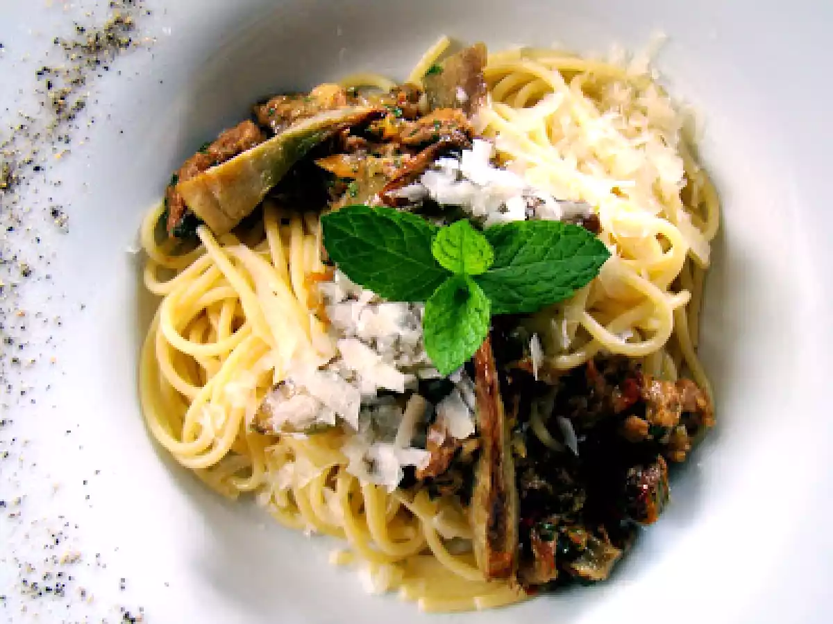 Pici mit Lammragout, Artischocken, Minze