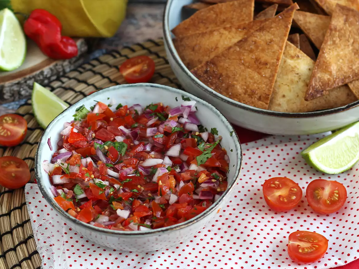 Pico de Gallo und hausgemachte Tortillachips