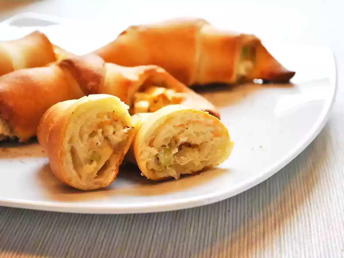 Pikante Croissants mit Schafskäse & Lauchzwiebeln