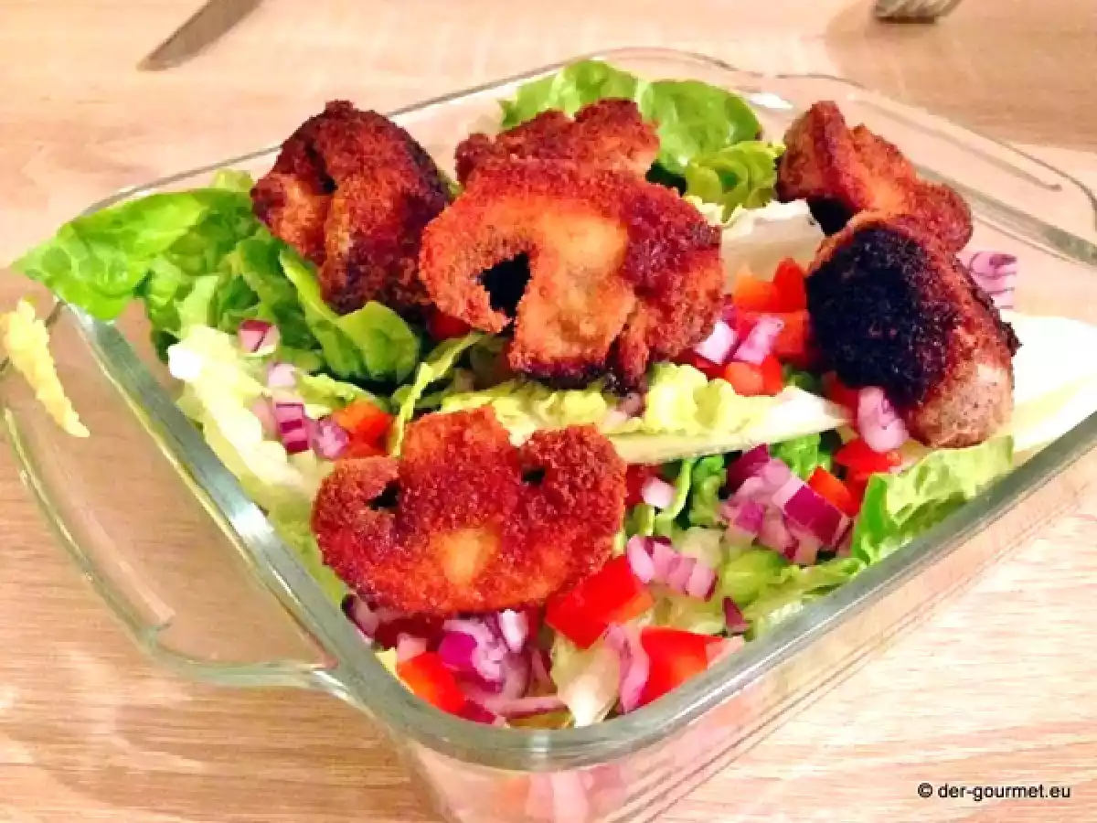 Pikante Hähnchenbrust mit Salat und panierten Pilzen