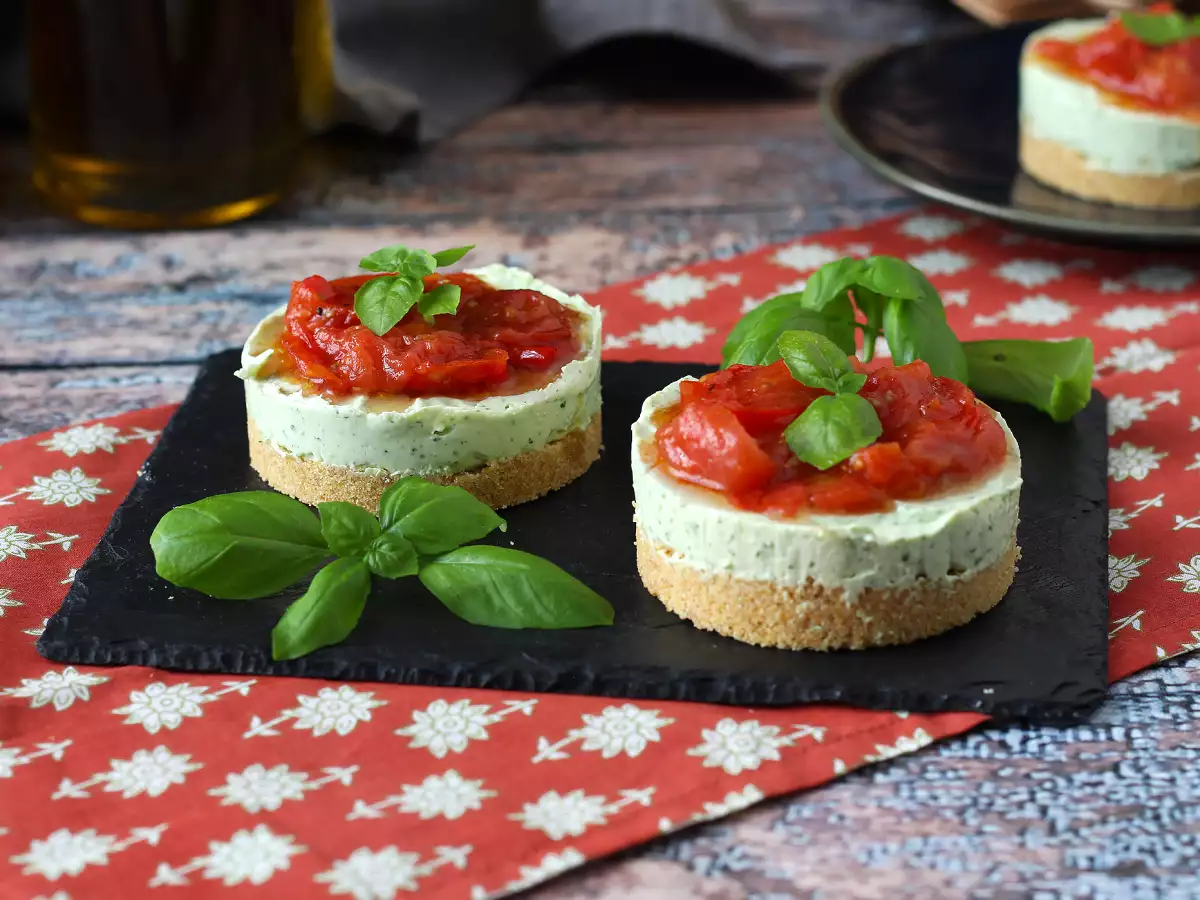 Pikanter Käsekuchen in Einzelportionen mit Basilikum und Kirschtomaten: leckere Idee für Buffets und Aperitifs - foto 3