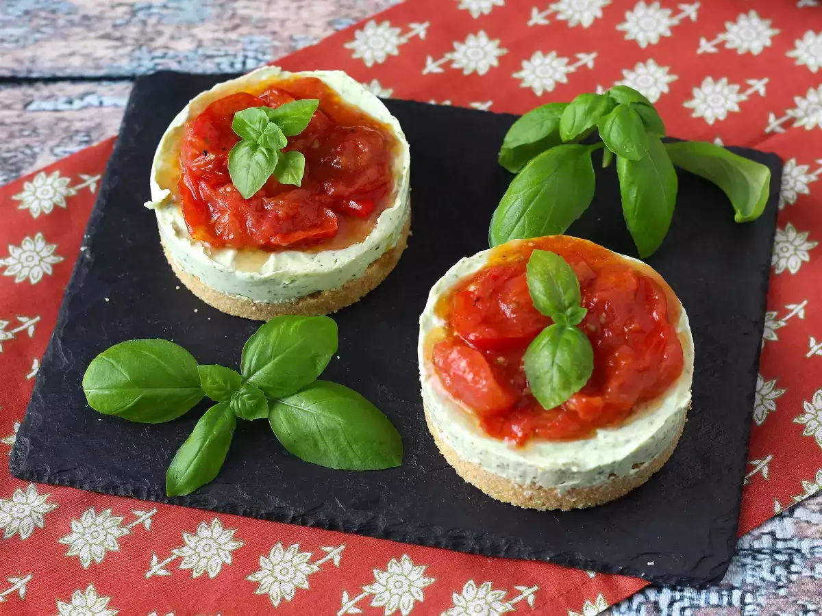 Pikanter Käsekuchen in Einzelportionen mit Basilikum und Kirschtomaten: leckere Idee für Buffets und Aperitifs - foto 6