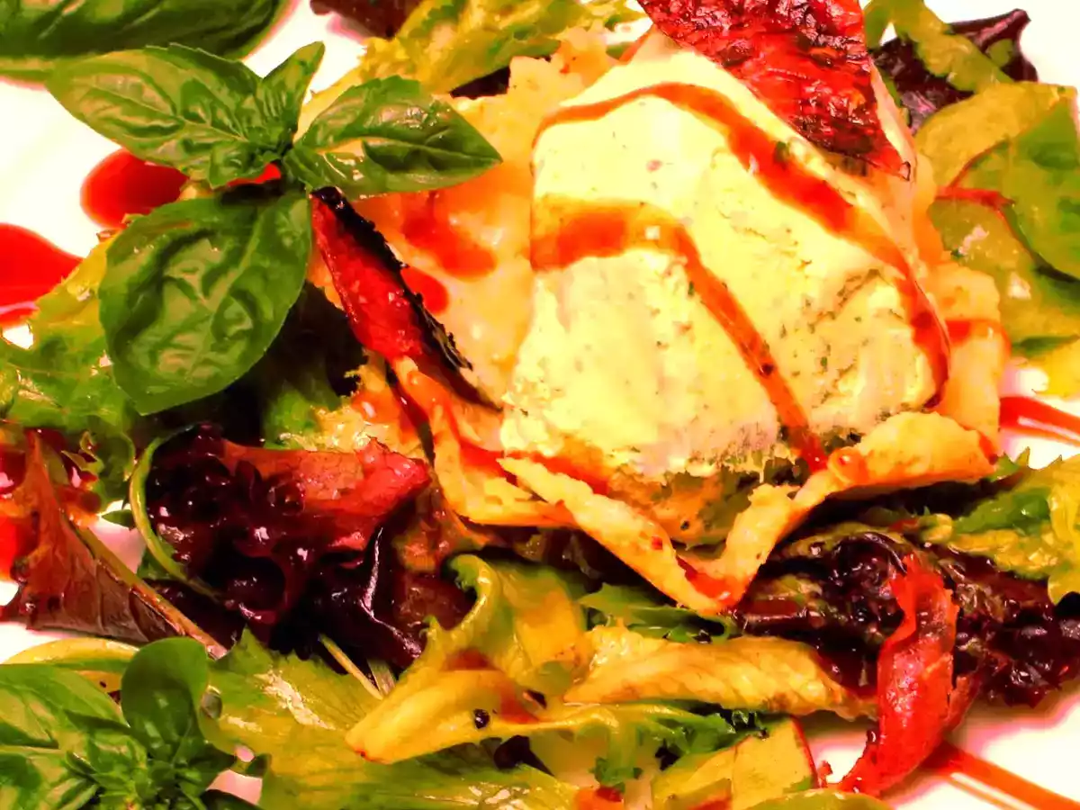 Pikantes Basilikumeis im Parmesankörbchen