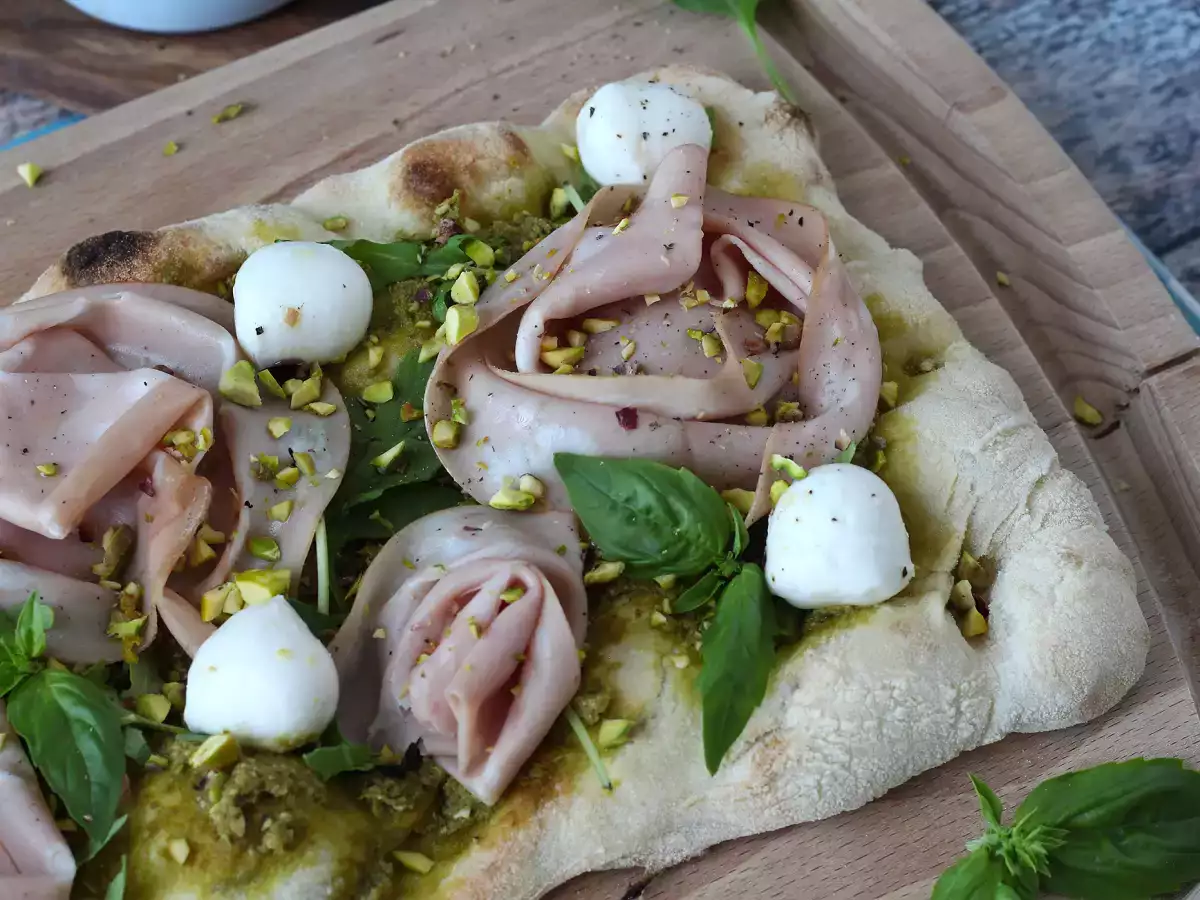 Pinsa mit Pesto und Mortadella, in 10 Minuten zubereitet!