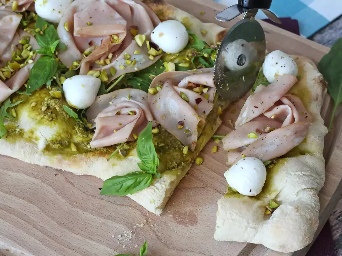 Pinsa mit Pesto und Mortadella, in 10 Minuten zubereitet!
