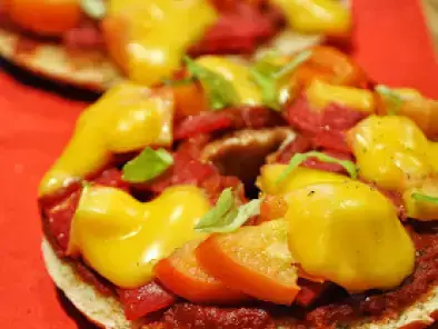 Pizza Bagels mit Salami, Tomaten und Käsestückchen