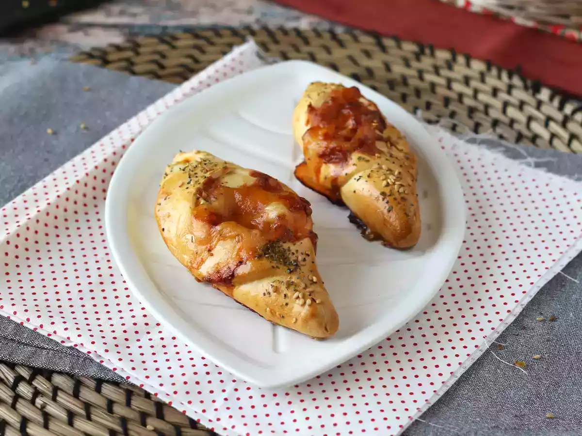 Pizzabrötchen, gefüllt mit Tomatensoße, Schinken und Mozzarella - foto 2