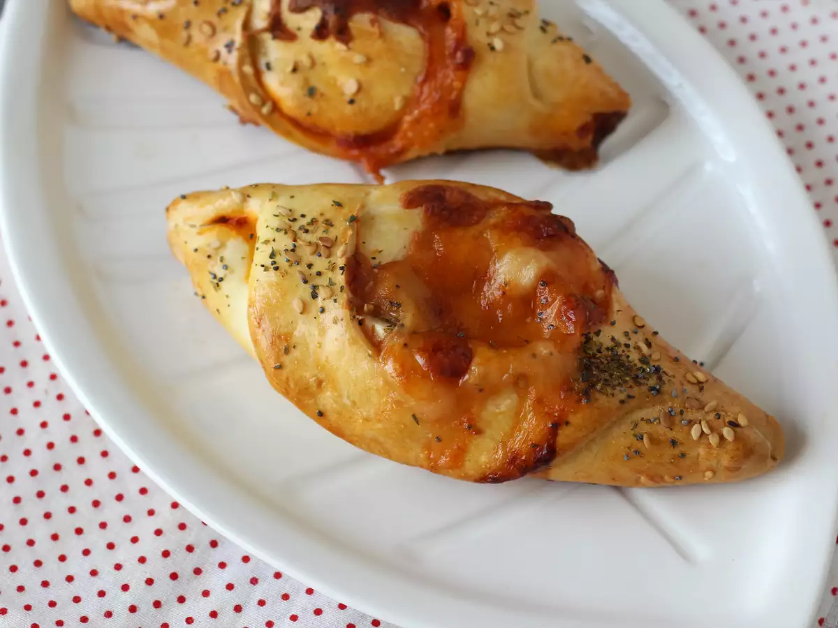 Pizzaschiffchen mit Tomatensoße, Schinken und Mozzarella - foto 6