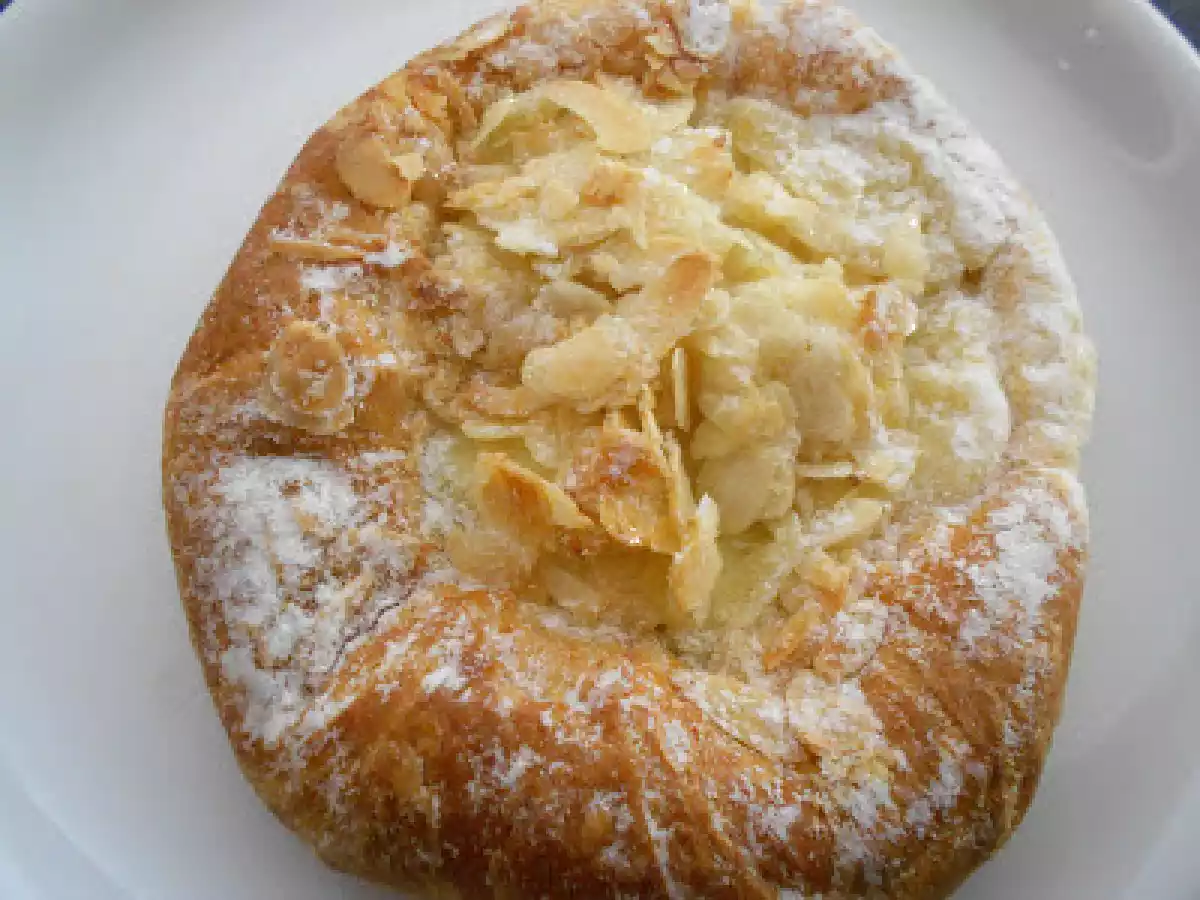 Plunder mit Marzipanpudding und Mandeln