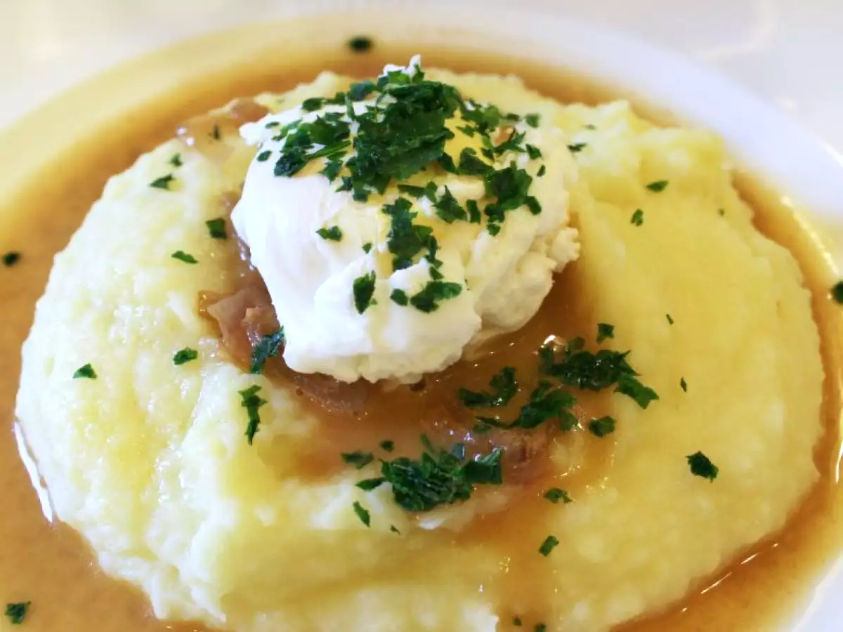 Pochierte Kräutereier im Kartoffelpüree-Nest