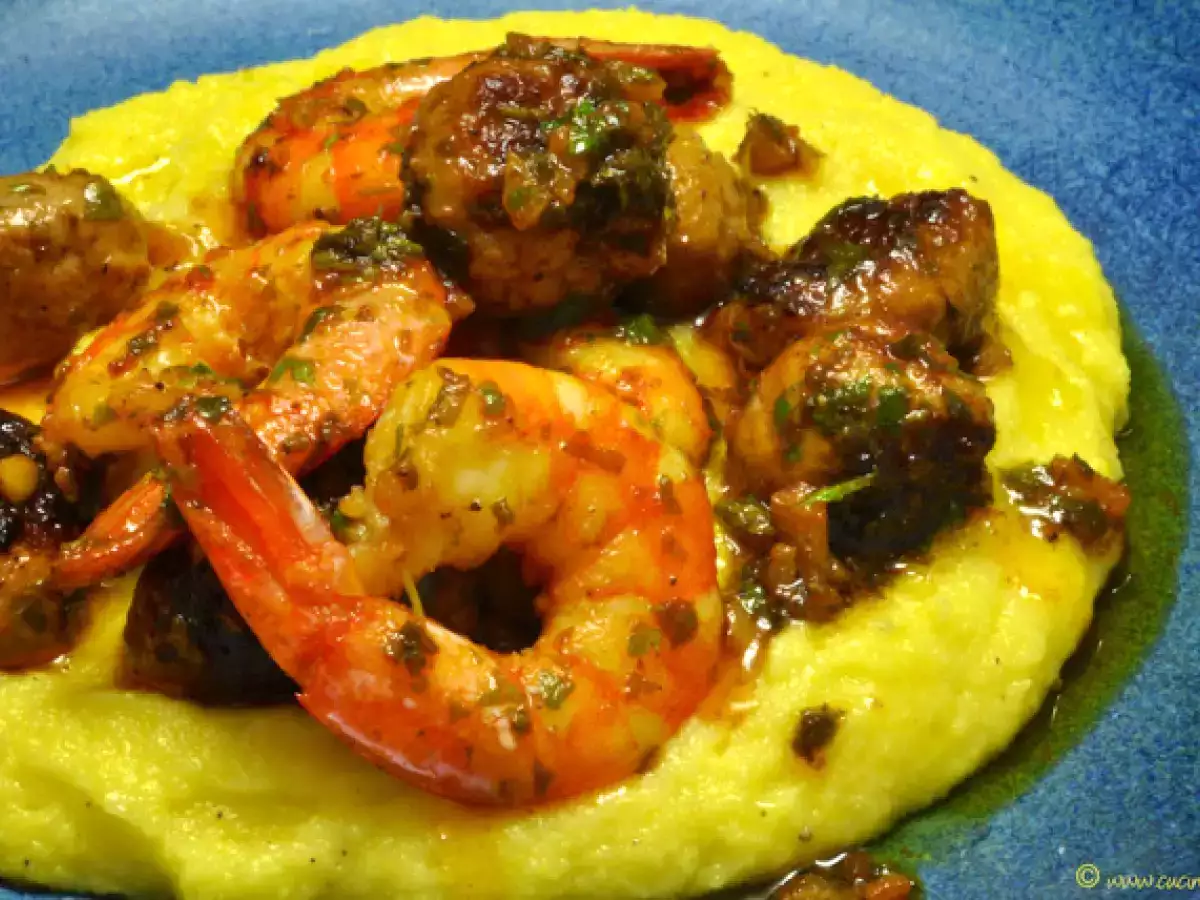 Polenta mit Garnelen und Bratwurst