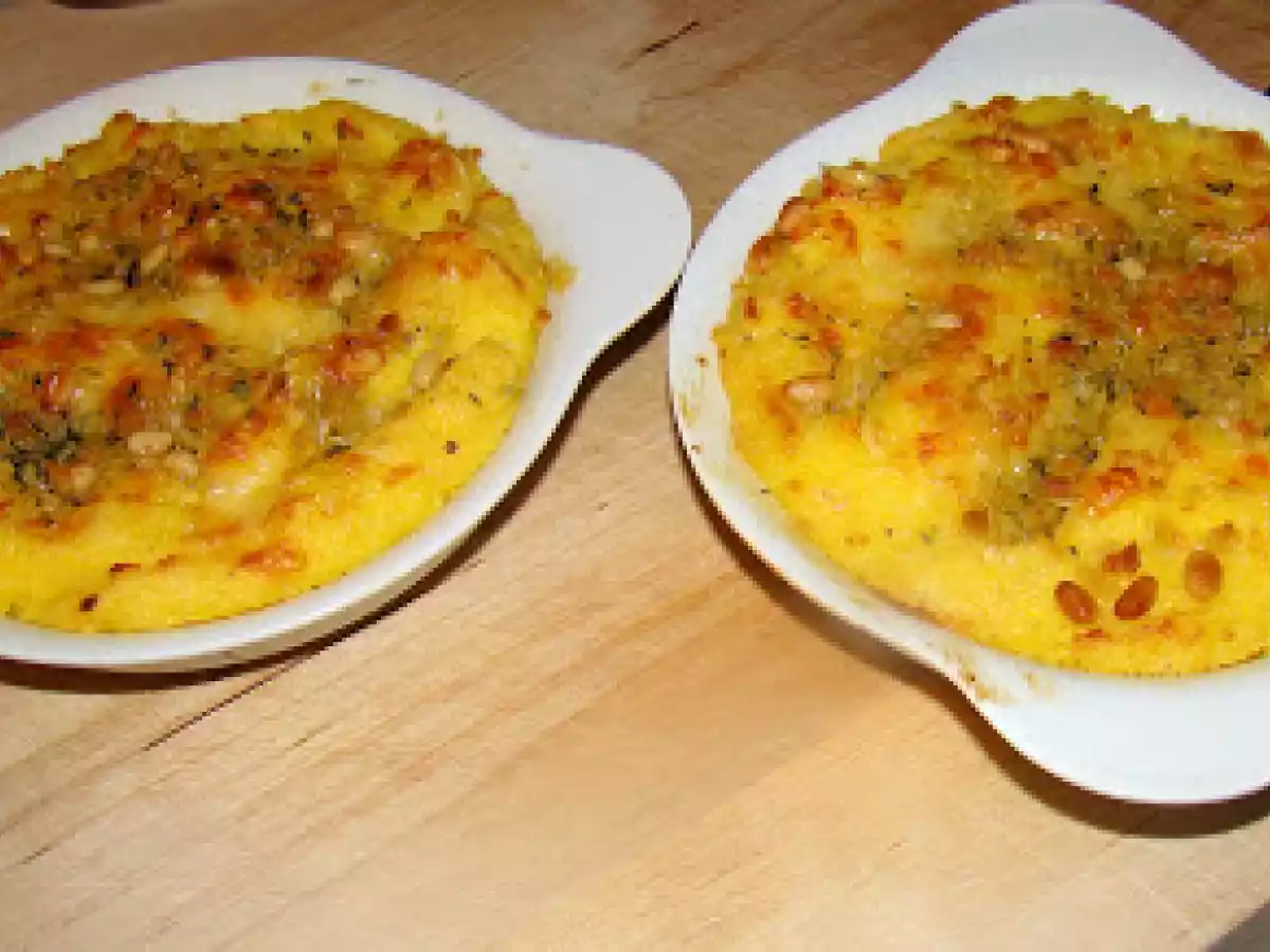 Polentaauflauf mit Comté und Zedernnüssen