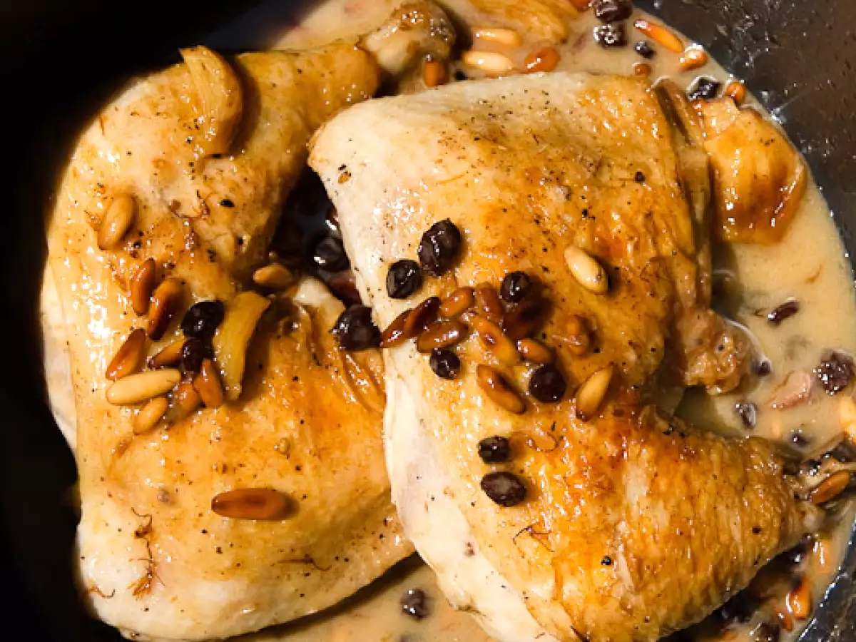 Pollo al Ajillo con Pinones y Pasas Huhn mit Pinienkernen, Rosinen und Safran