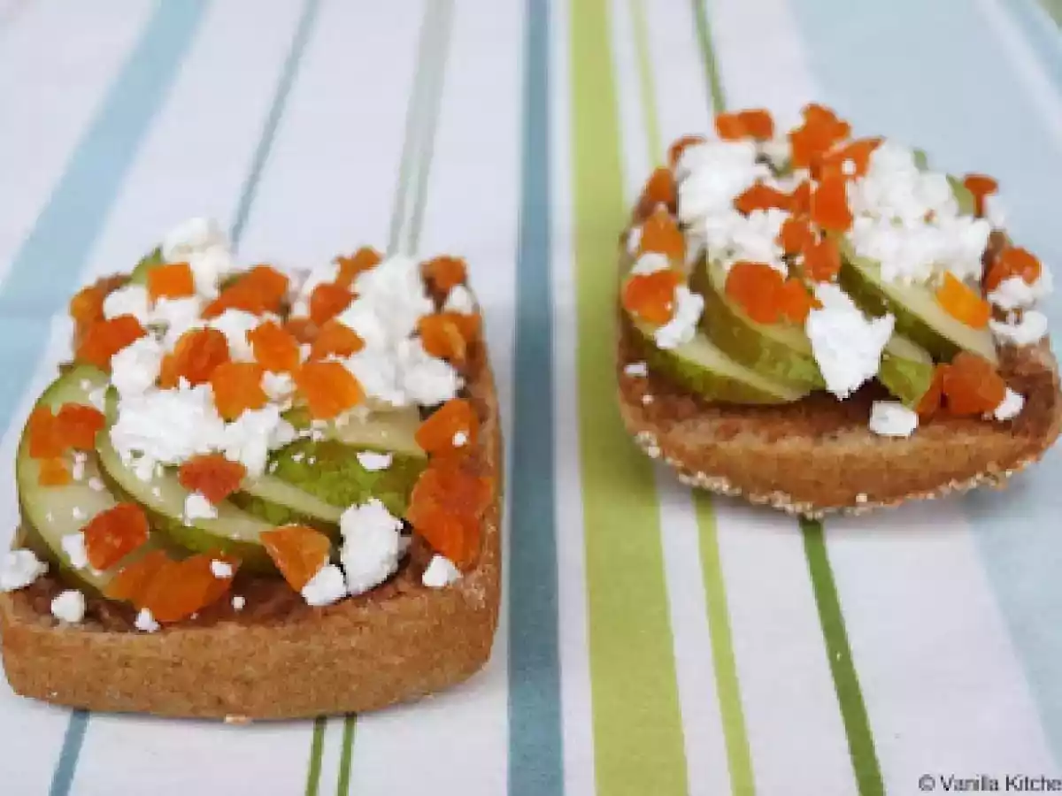 Power-Brötchenbelag mit Mandelmus, Birnenscheiben und Ziegenkäse
