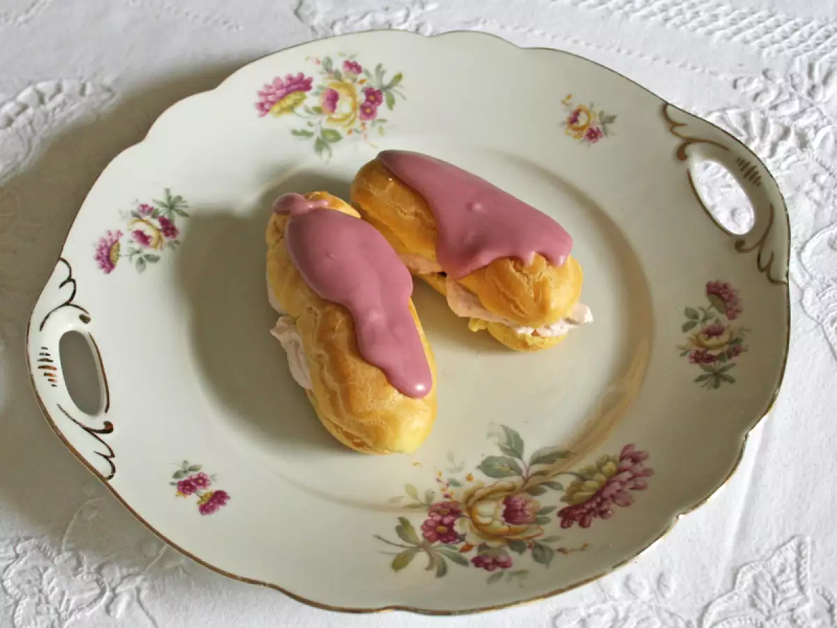 Preiselbeer-Eclairs - auf einem Teller, der auf Reisen geht