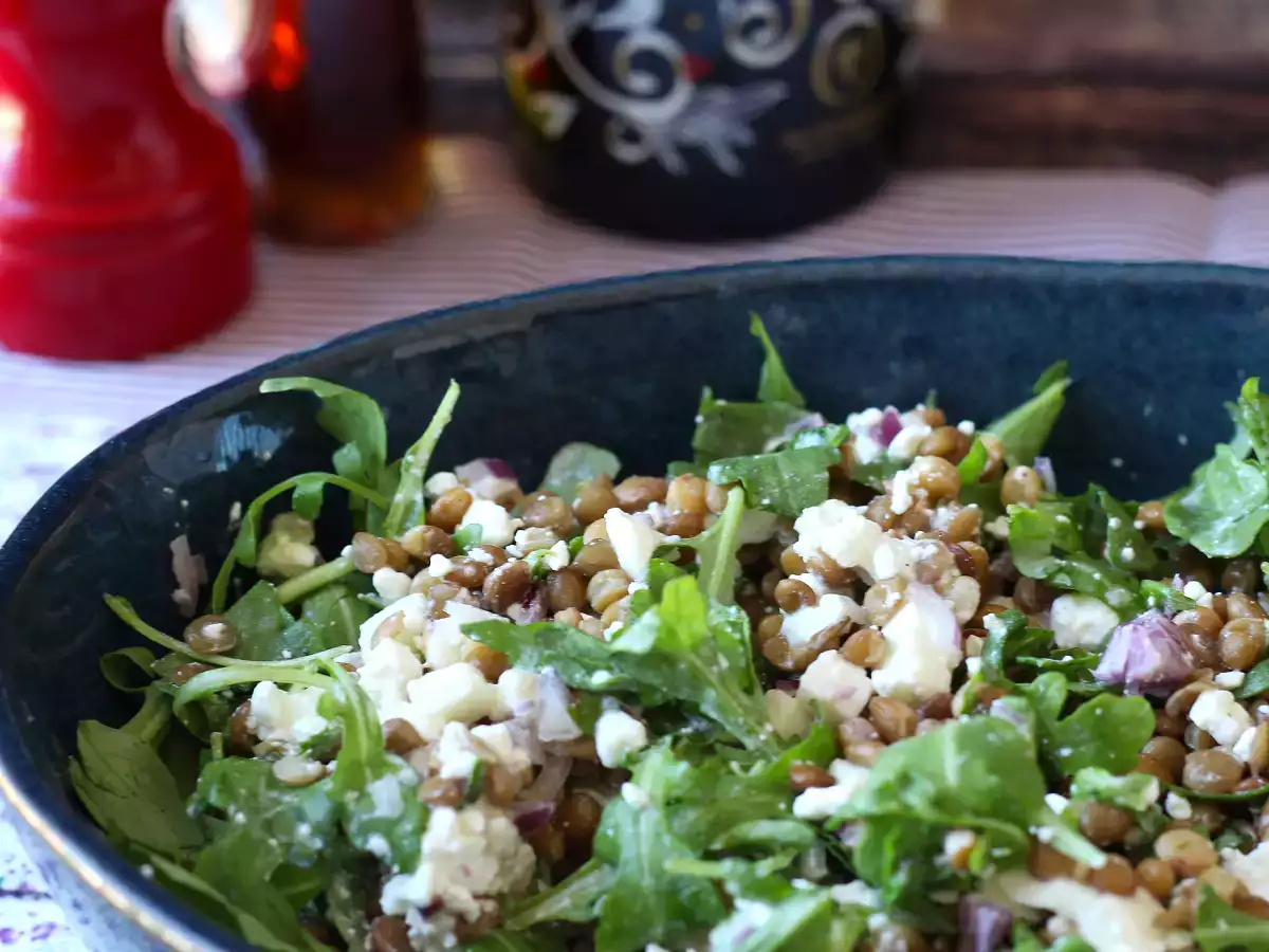 Proteinreicher Linsensalat mit Hüttenkäse – einfach und schnell zubereitet