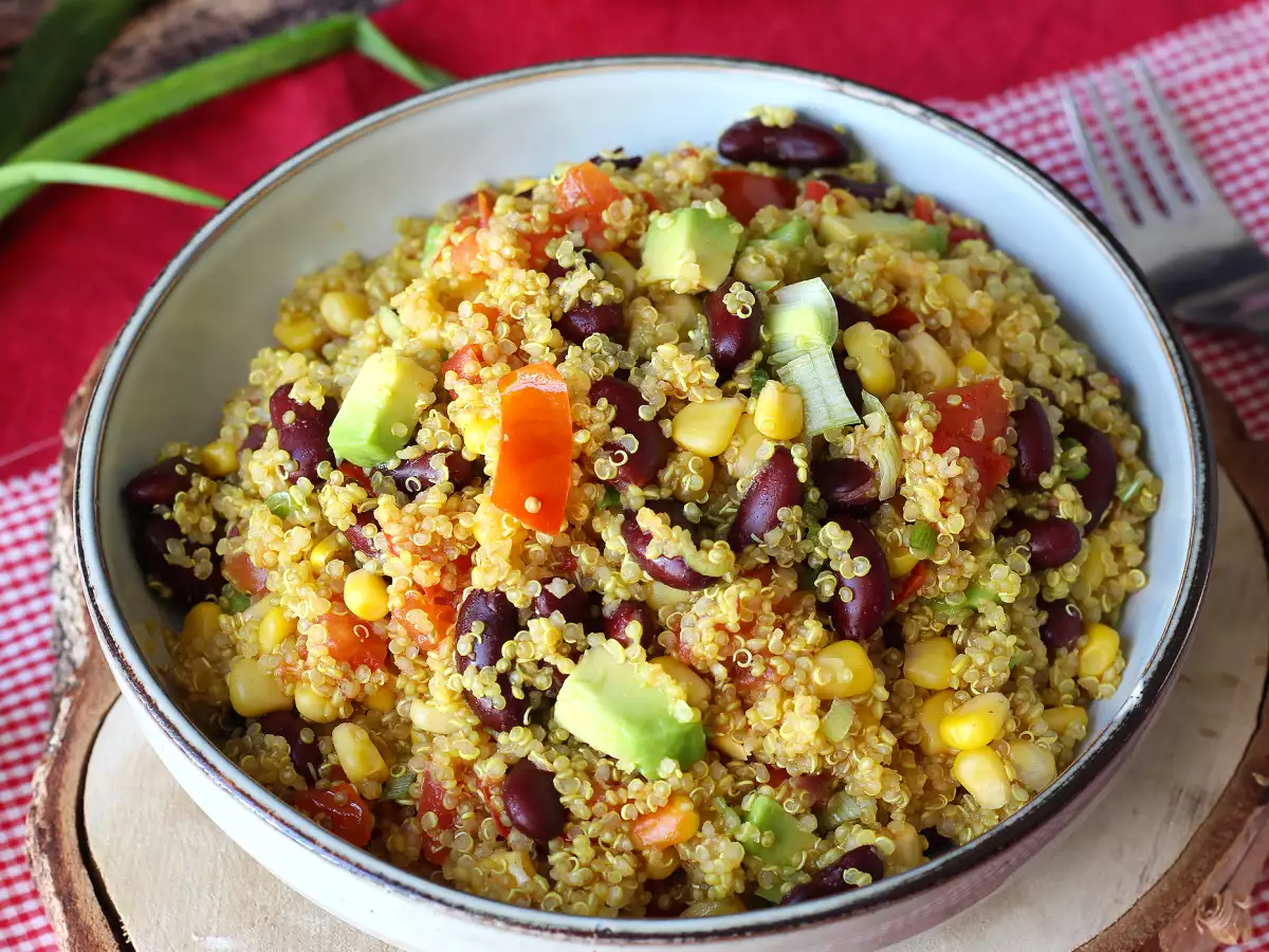Proteinreicher Quinoa-Salat mit roten Bohnen und Mais - foto 2