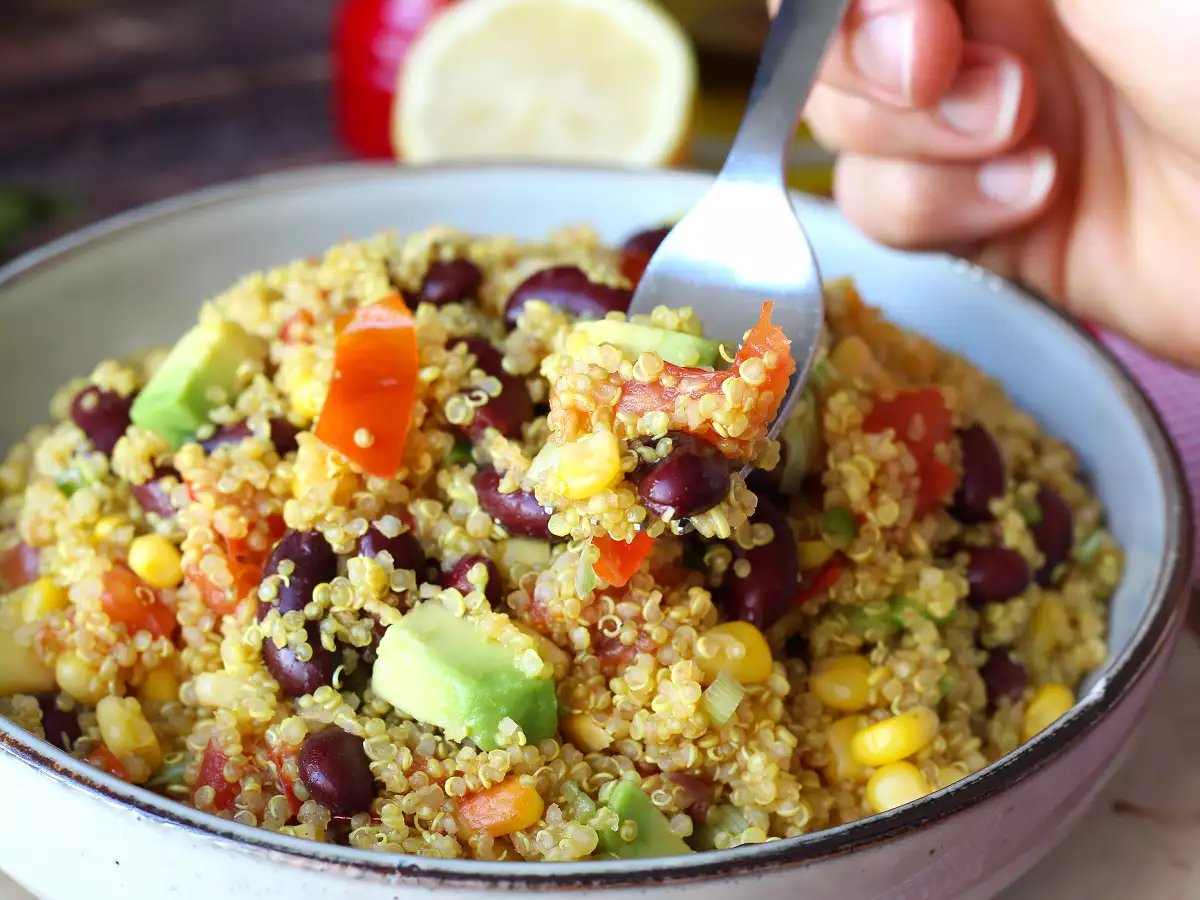 Proteinreicher Quinoa-Salat mit roten Bohnen und Mais - foto 3