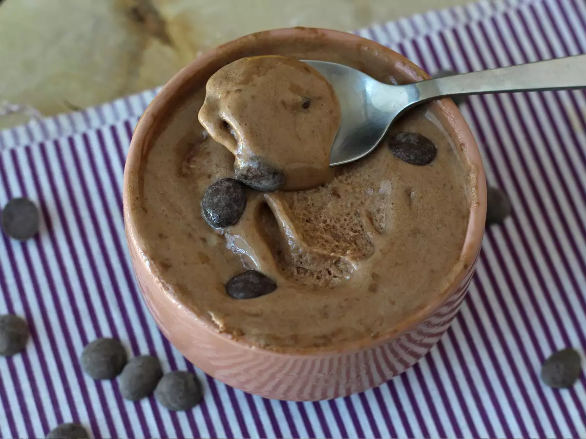 Proteinreiches Schokoladen-Whey-Eis in nur 5 Minuten!