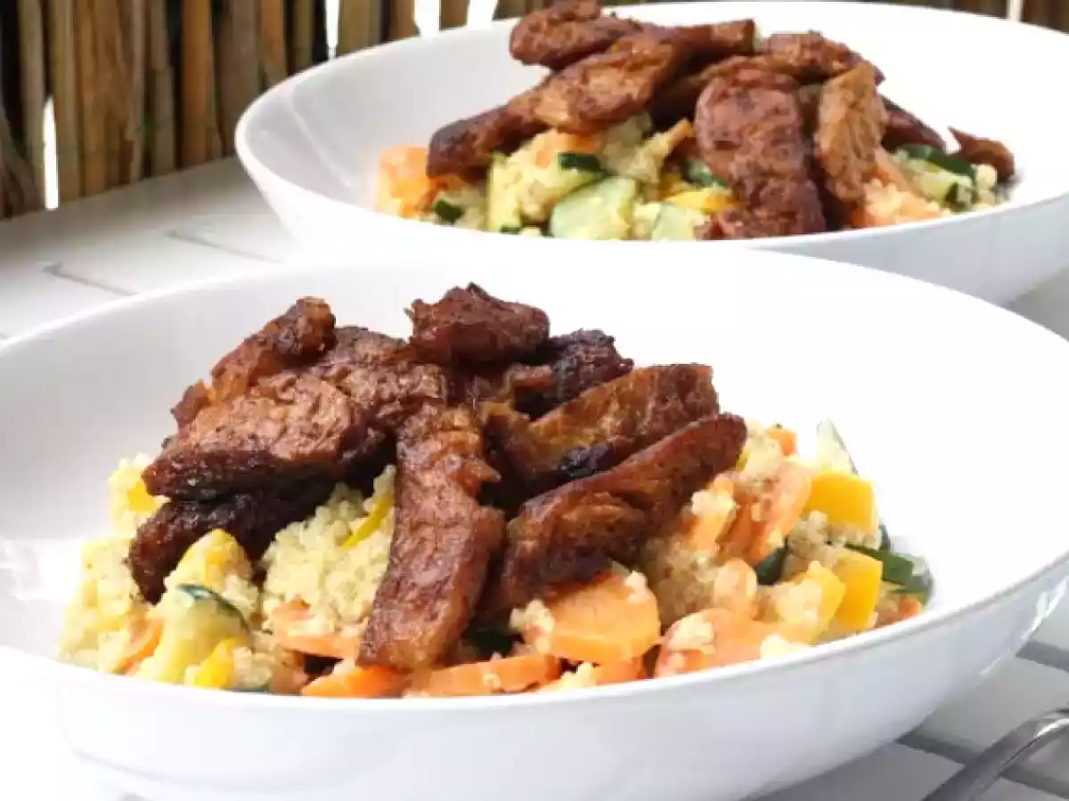 Quinoa-Gemüsepfanne mit knusprigen Sojastreifen