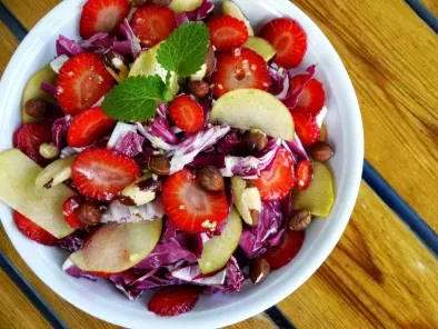 Radicchio-Salat mit Apfel, Erdbeeren, Nüssen & Walsnuss-Ingwer-Zitronendressing