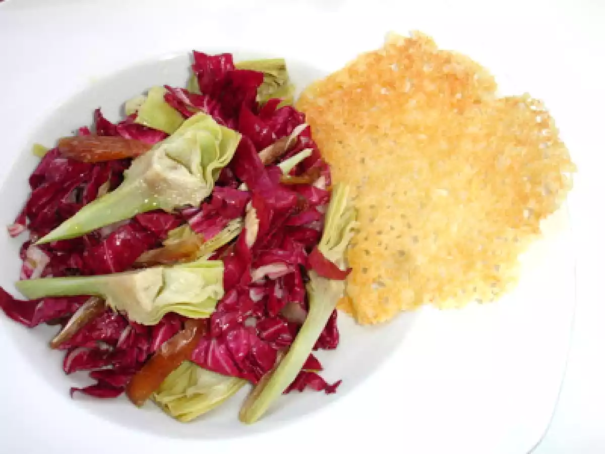 Radicchiosalat mit Artischocken, Datteln und Parmesanhippe