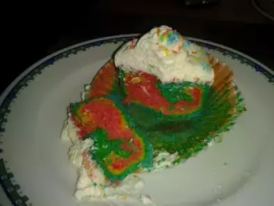 Rainbow Cupcakes mit Sahne