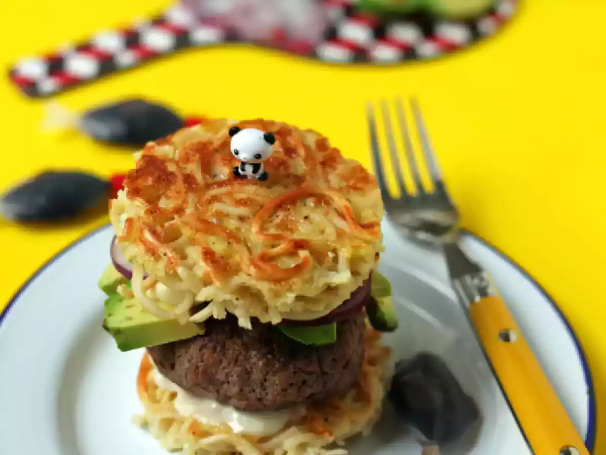 Ramen Burger mit Avokado, Chili-Mayo und Sojasoße