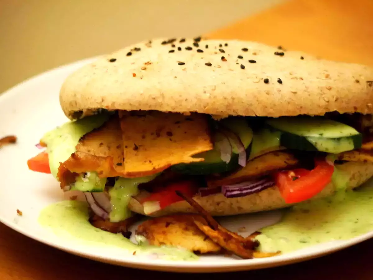 Räuchertofu-Döner mit Bärlauchsoße in Sesam-Fladenbrot