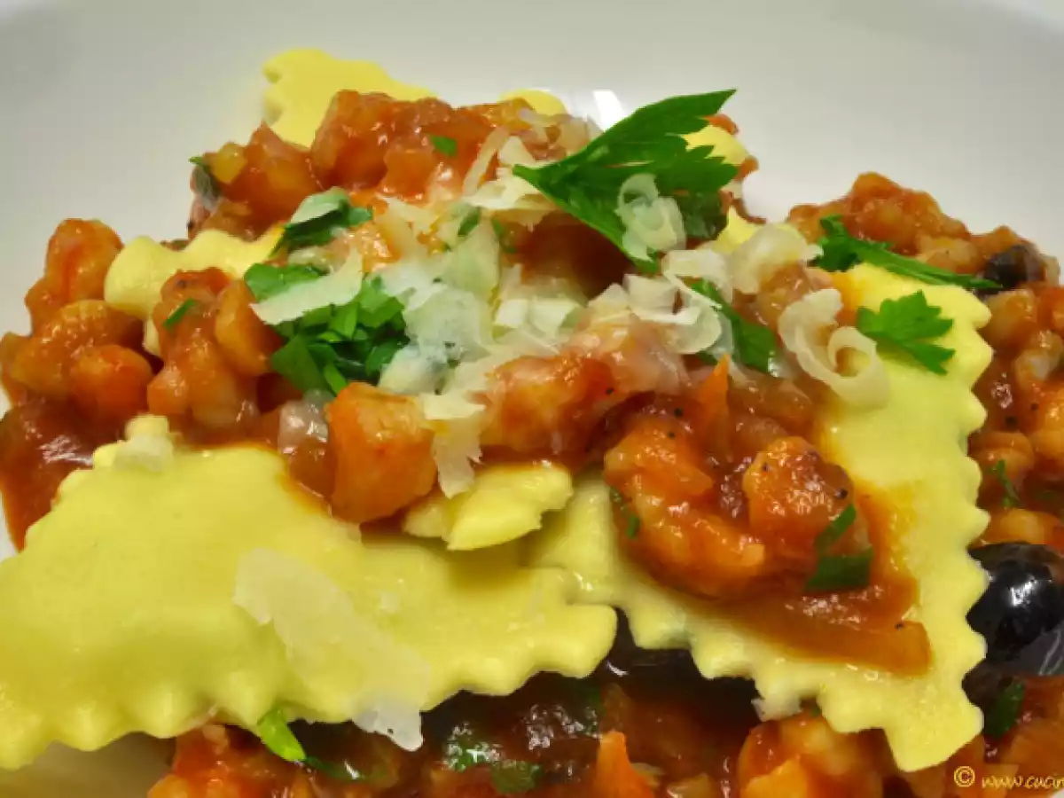 Ravioli mit Garnelen in Tomaten-Oliven-Garnelen-Sauce
