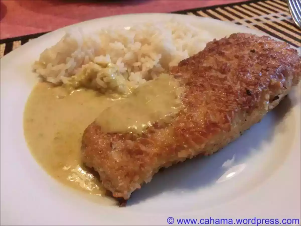 Red Snapper in Kokoskruste mit pikanter Curry-Sauce