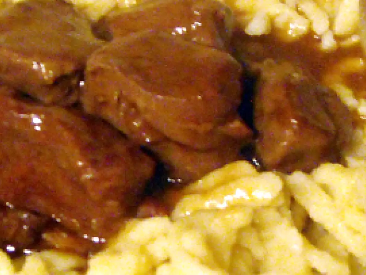 Rehgulasch mit Spätzle