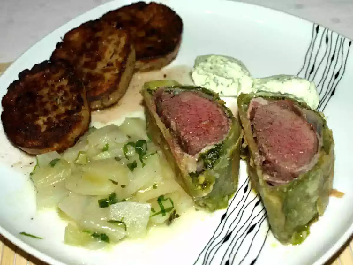 Rehrücken im Bärlauchpestomantel mit Semmelkloßtalern und Kohlrabigemüse