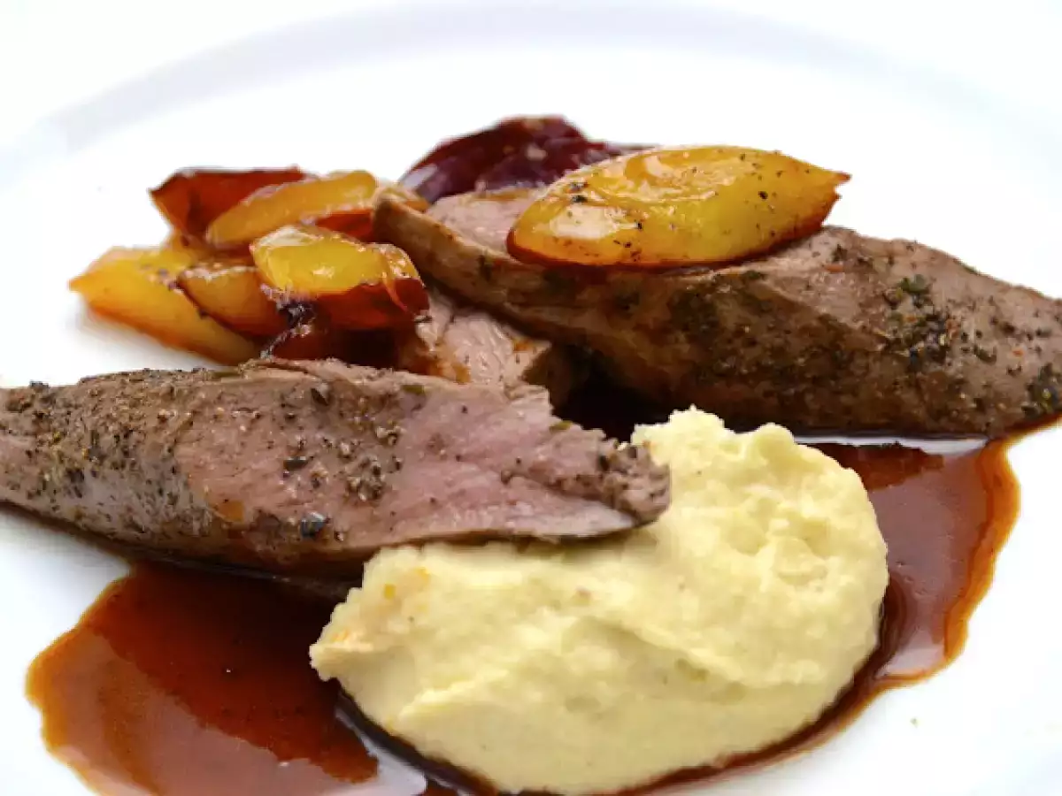 Rehrücken, Pfefferzwetschken, Mandel-Pastinaken-Püree