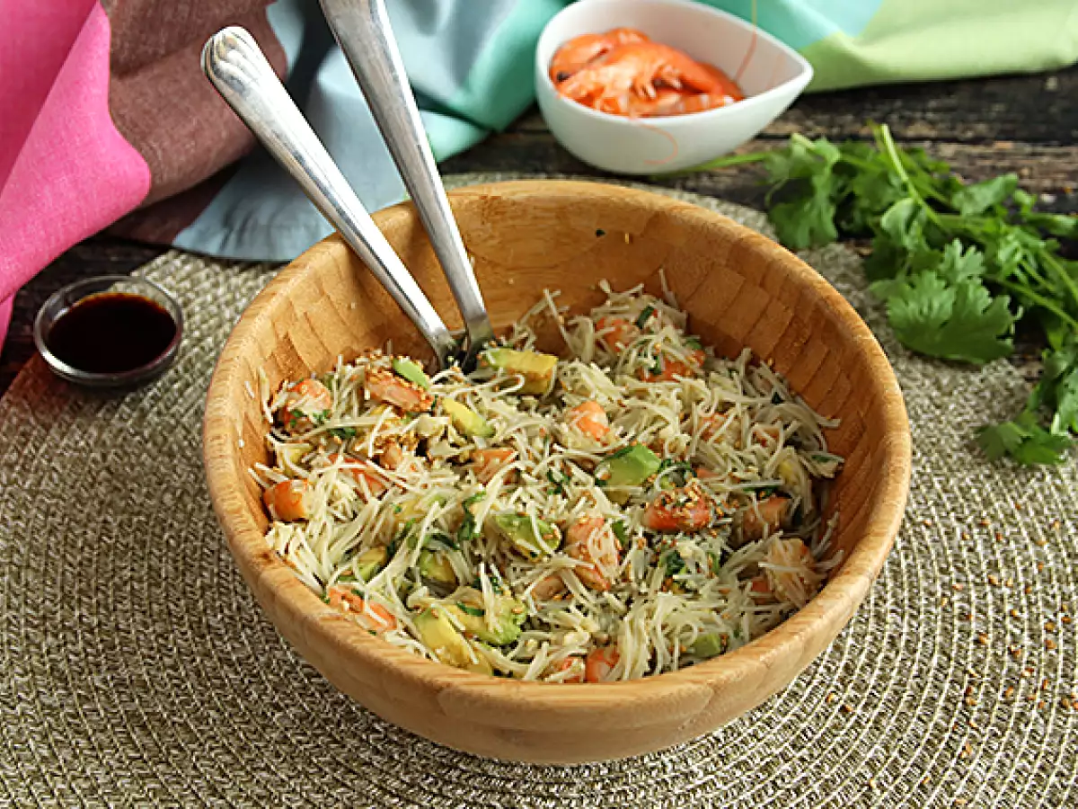 Reisnudelsalat mit Garnelen, Avocado, Ei und Koriander