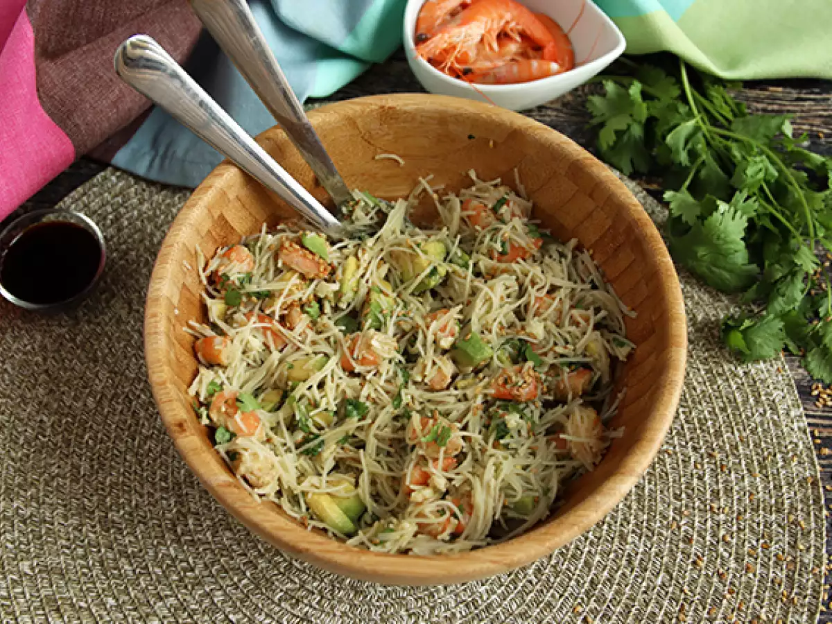 Reisnudelsalat mit Garnelen, Avocado, Ei und Koriander - foto 4