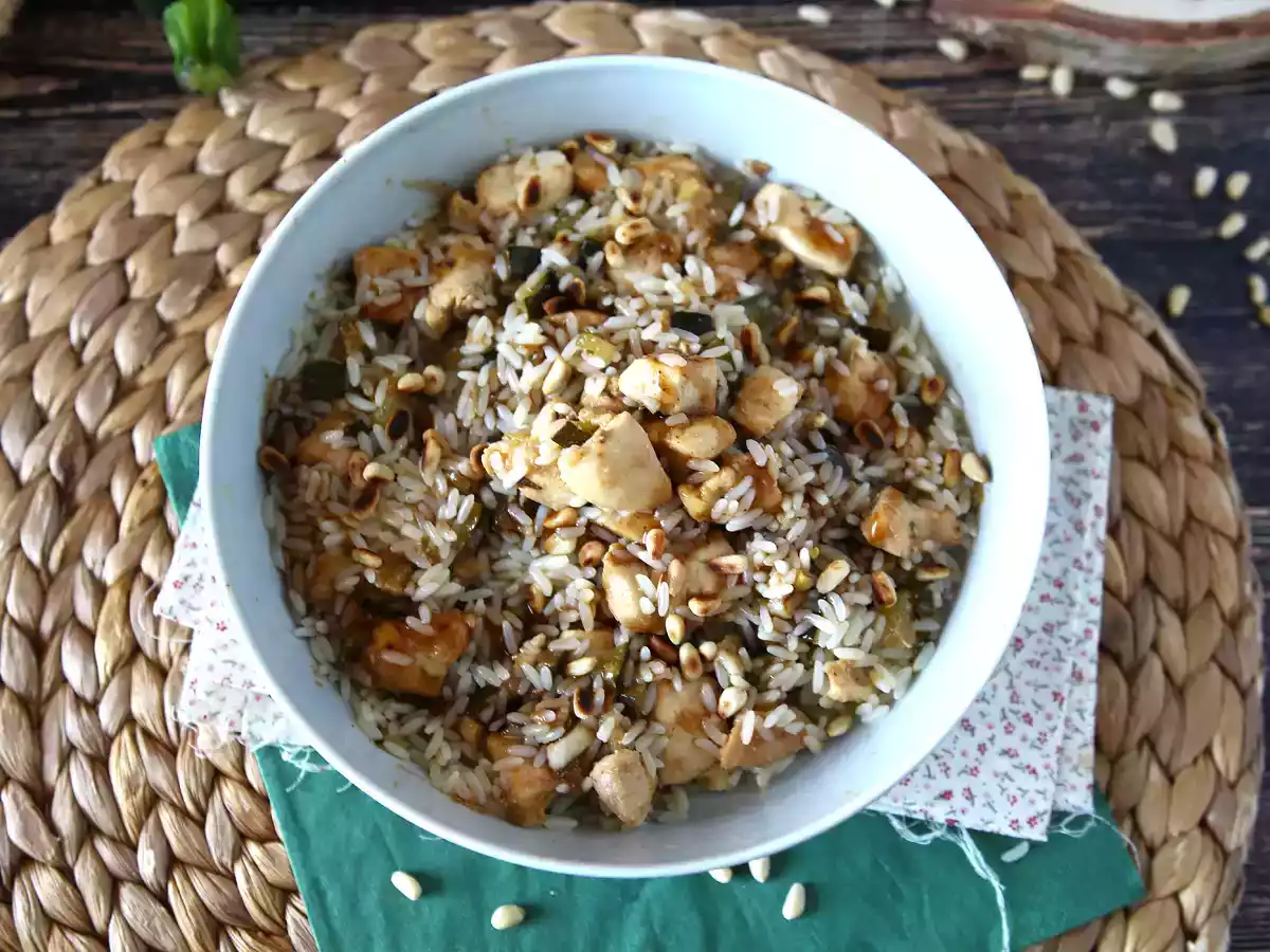 Reissalat mit Hähnchen, Zucchini, Pinienkernen und Balsamico-Glasur - foto 3