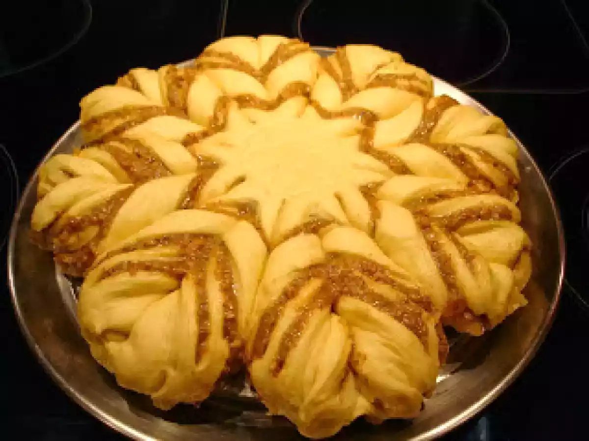 Rezept für süße Nuss-Blume aus Hefeteig