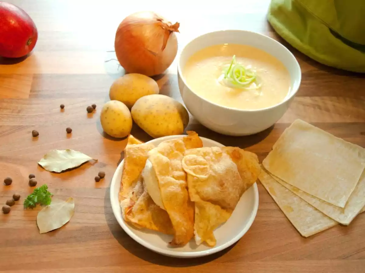 Rhöner Kartoffelsuppe mit knusprigen Leberwursttaschen