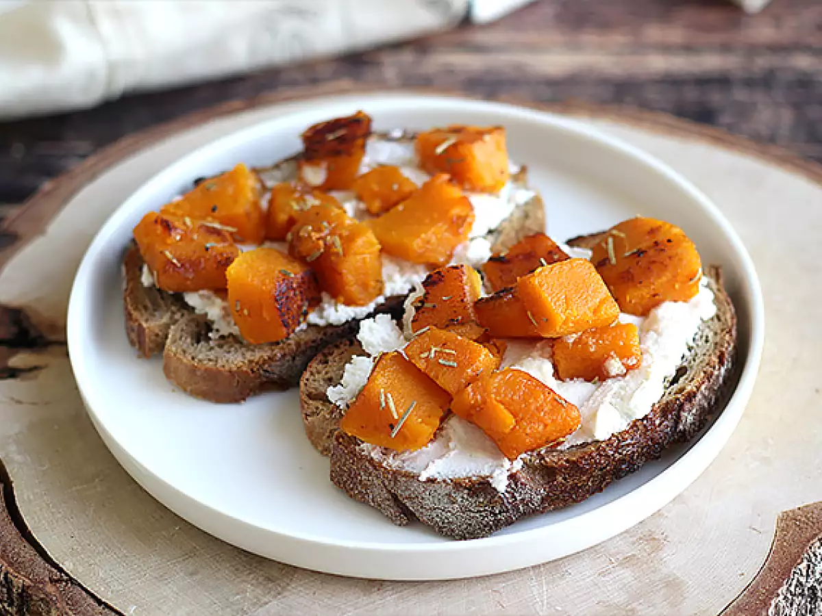 Ricotta-Toast mit Butternut-Kürbis und Ei