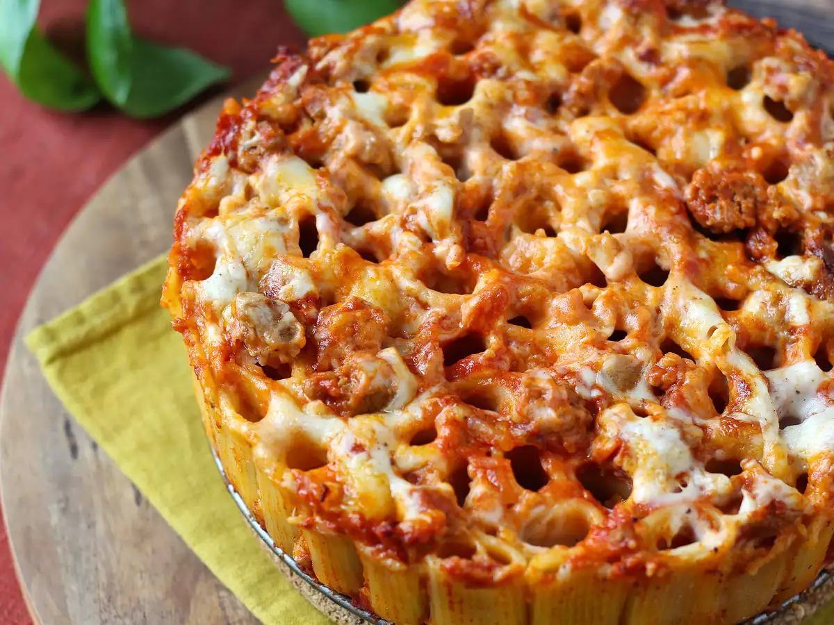 Rigatoni-Auflauf aus dem Ofen mit Wurst, Bechamelsauce und Mozzarella - foto 2